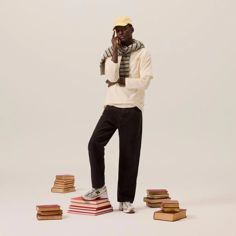 Mens leaning against the wall