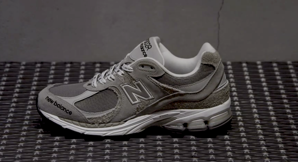 NB公式 - ニュースリリース - 「N.HOOLYWOOD × New Balance ×  INVINCIBLE」トリプルコラボレーションの「2002R」を発売 New Balance【公式通販】